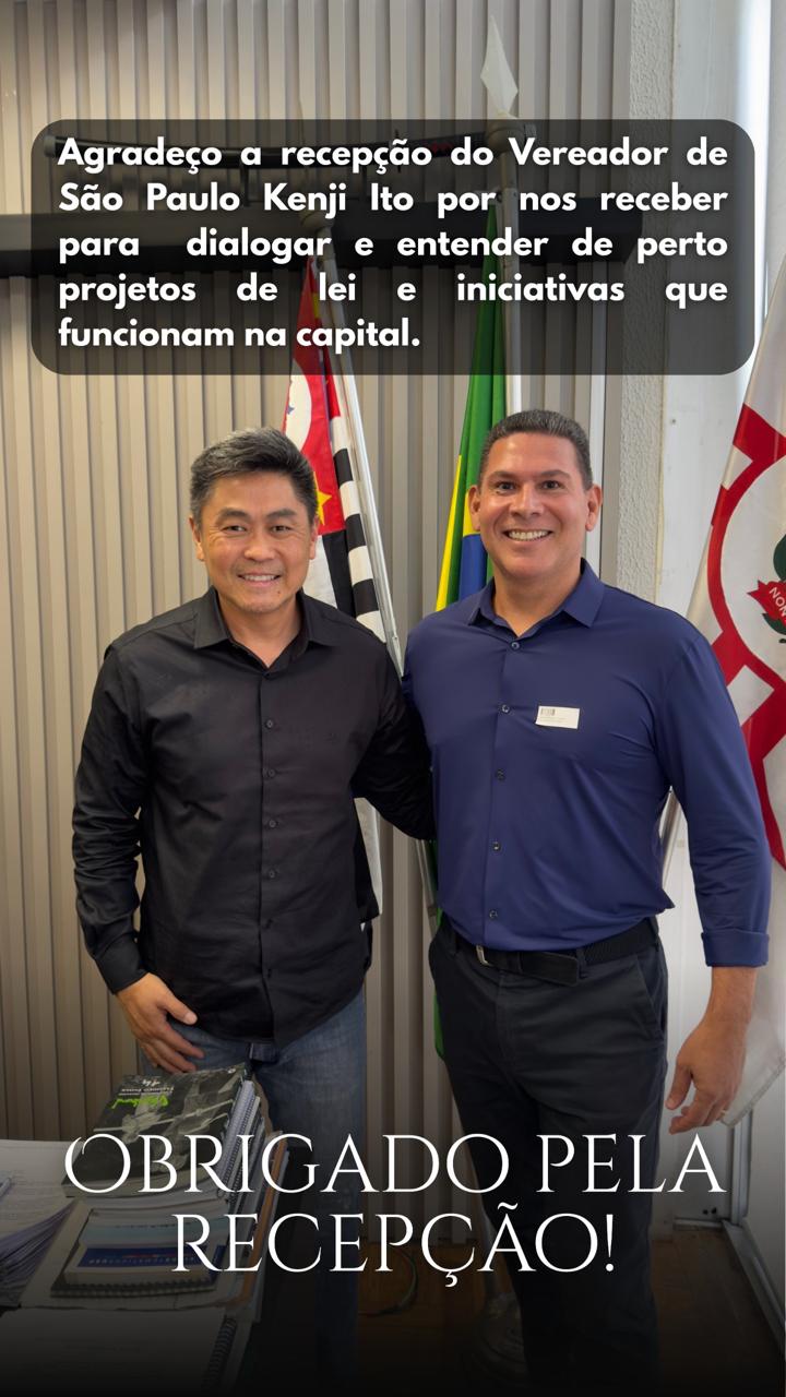 Eduardo Carlota e o vereador Kenji Ito em gabinete, registro de agradecimento pela recepção.