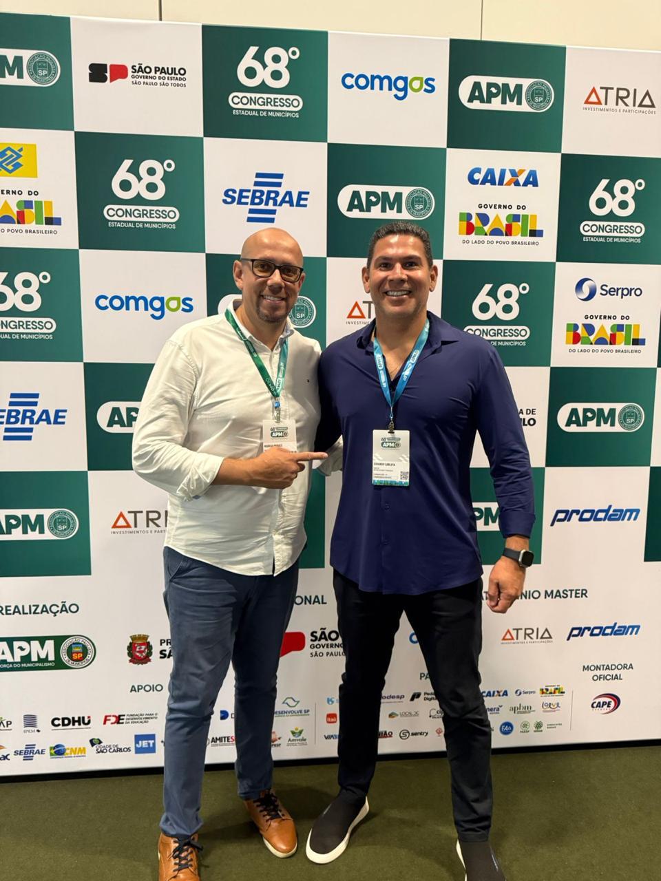 Eduardo Carlota no 68º Congresso Estadual de Municípios da APM, diante do painel de patrocinadores.