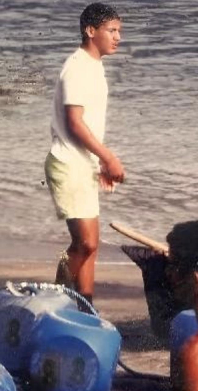 Eduardo Carlota ainda jovem em praia do litoral, em fotografia antiga.